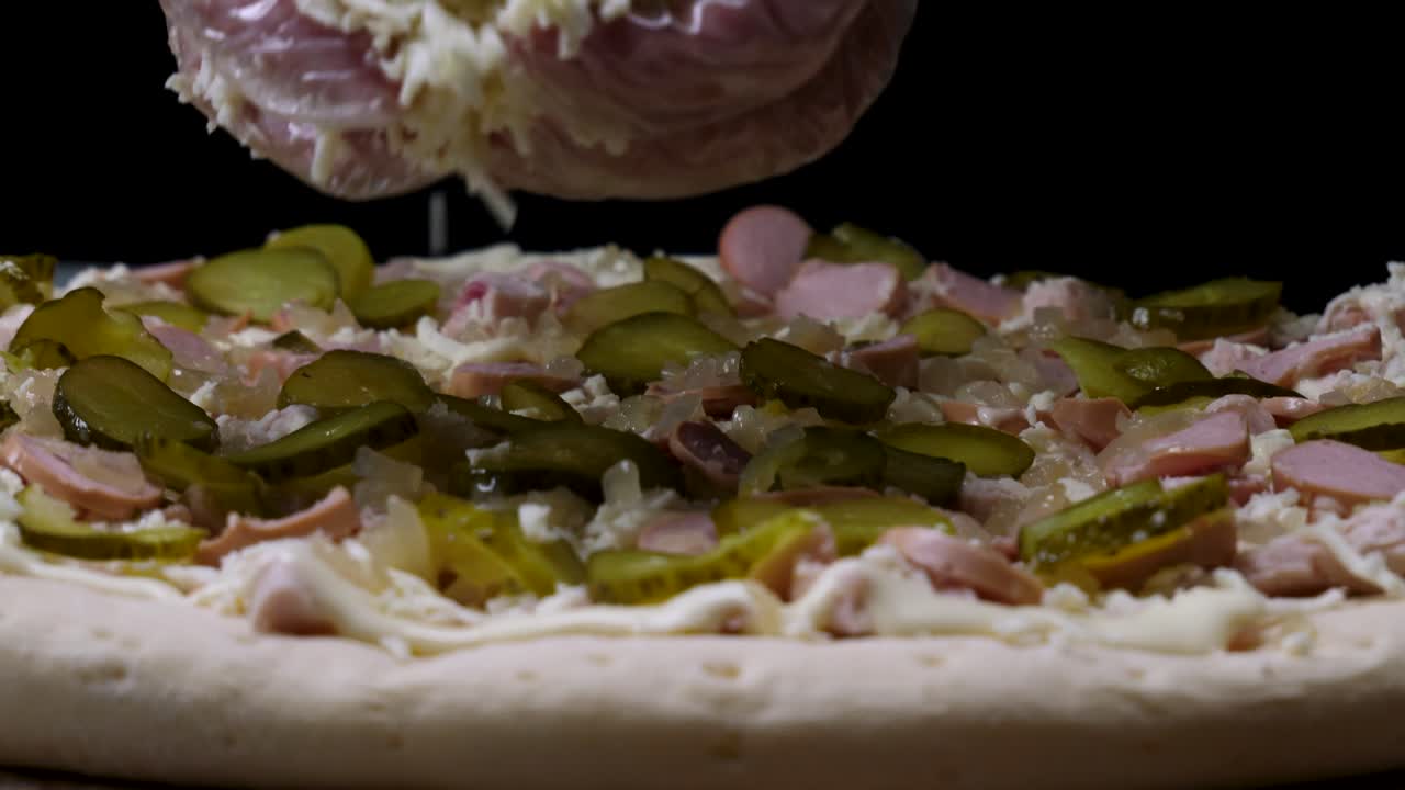 치즈, 피클, 소시지 를 들인 피자를 준비 하고 있다