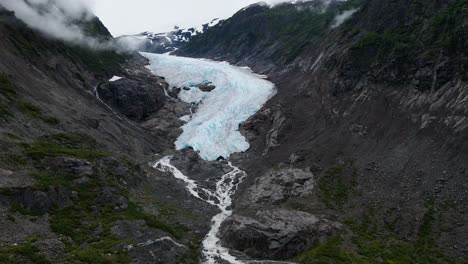 bear glacier serpenteando a través de las montañas hacia el lago strohn en bear glacier provincial park, british columbia, canadá