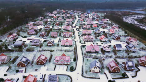 hermoso paisaje de limburgo de casas cubiertas de nieve en los países bajos