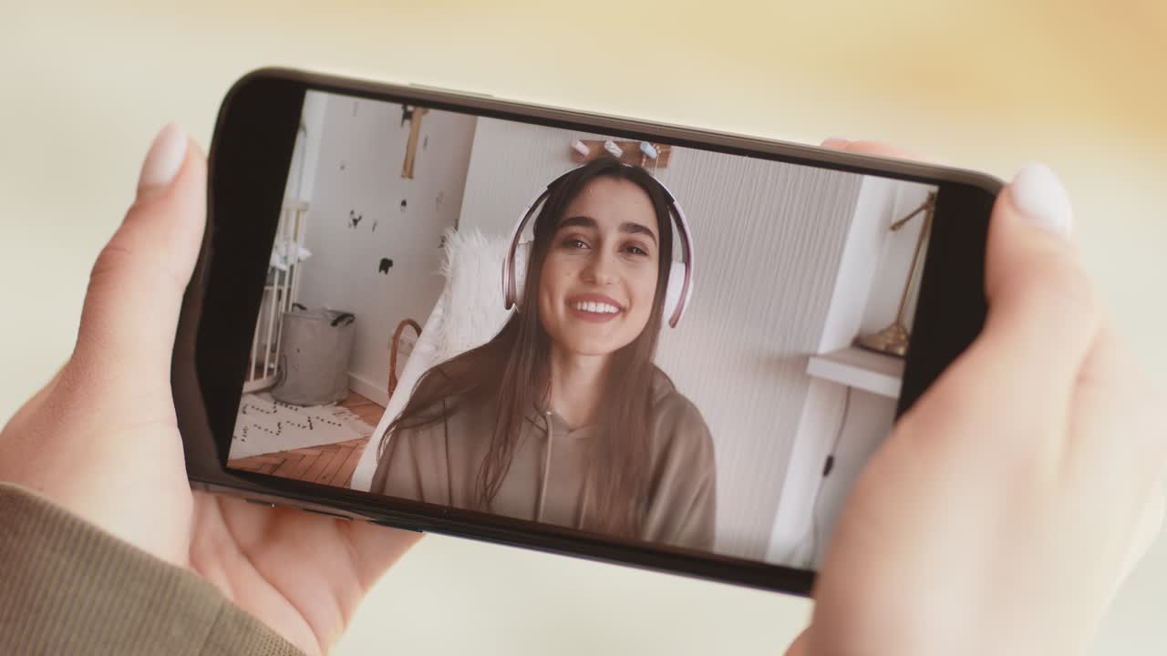 mujer haciendo una llamada de video en un teléfono inteligente