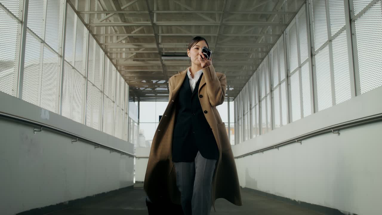 도시 터널 에서 전화 로 이야기 하는 사업가