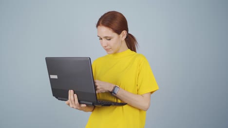 mujer comprando desde una computadora portátil.
