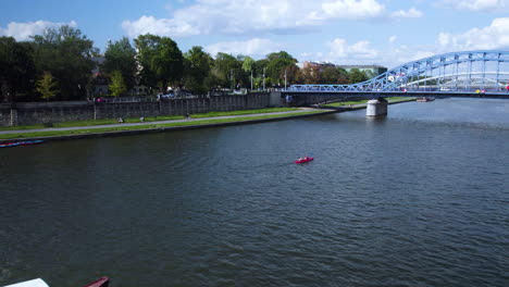 vista aérea de remo en kayak y crucero en barco por el río vistula en cracovia, marszałek józef piłsudski puente, puente tortuga, polonia