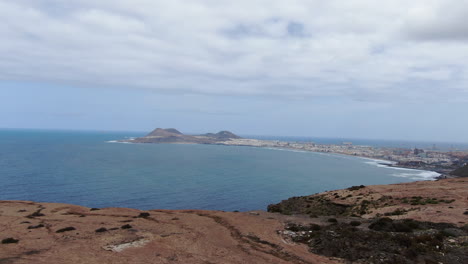 Fantastica-Toma-Aerea-En-Lo-Alto-De-Una-Montaña-Y-Donde-Se-Puede-Ver-Una-Vista-Panoramica-De-La-Ciudad-De-Las-Palmas-Y-La-Playa-De-Las-Canteras