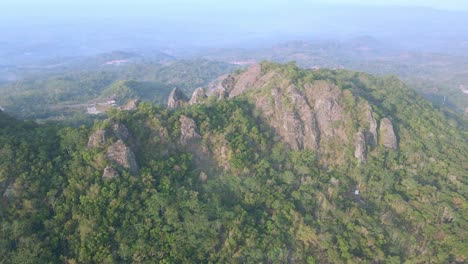 histórico volcán de nglangeran en indonesia, vista aérea desde un avión no tripulado