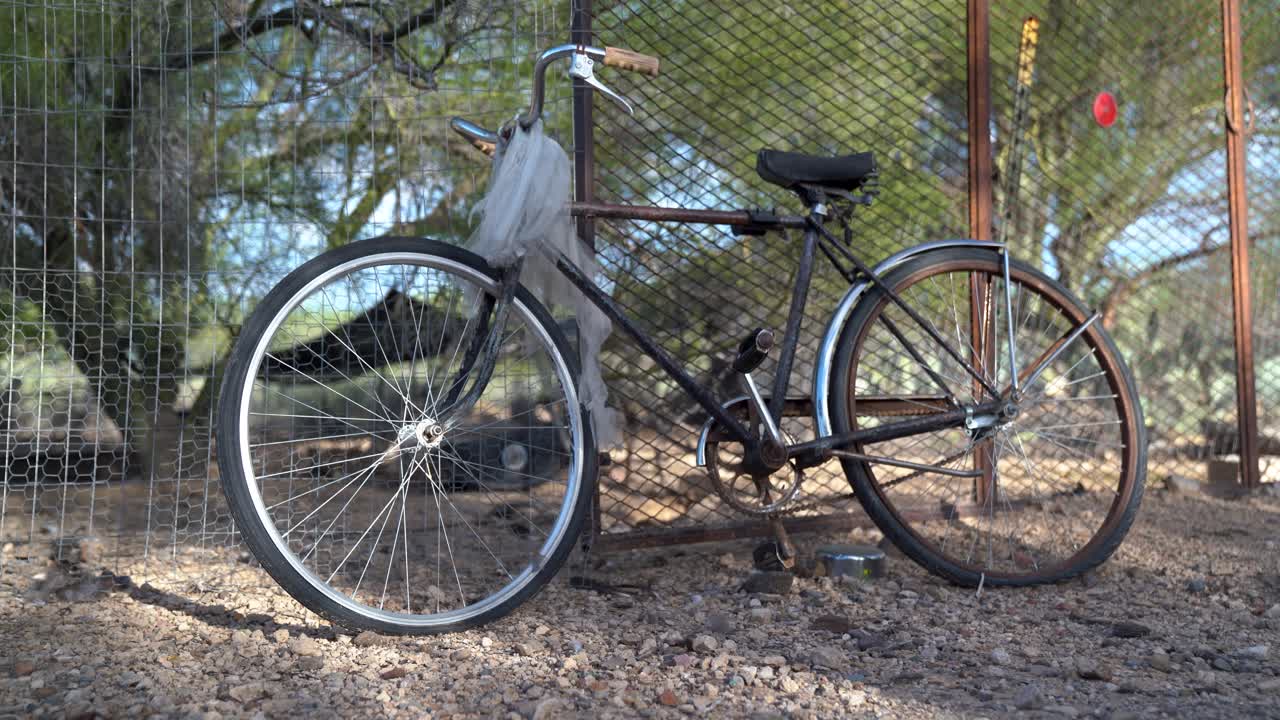 더운 날 소노라 사막에서 암탉 펜 근처에 놓인 오래된 자전거의 정적 샷