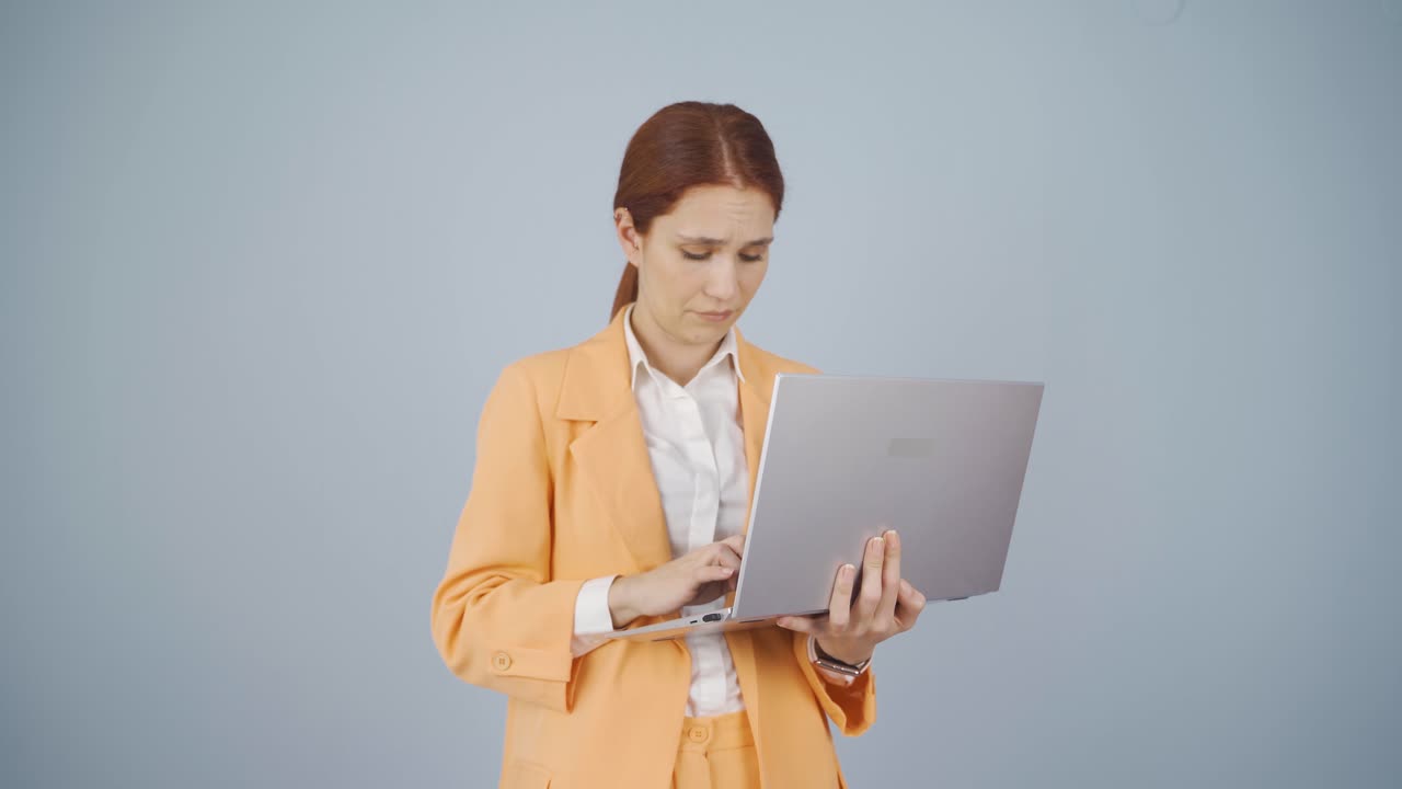 mujer de negocios mirando la computadora portátil con expresión cansada.