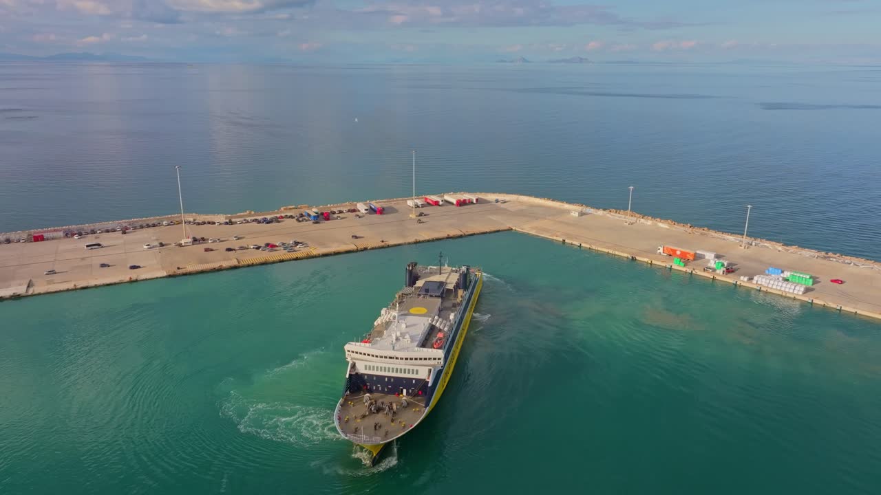 Liman bölgesine giren feribotun havadan görünümü, Kyllini, Yunanistan