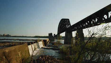 Brücke-Und-Fluss-In-Kentucky