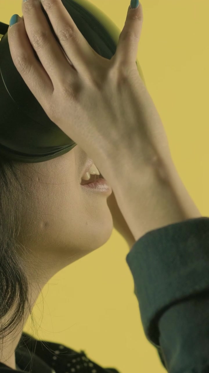 Giovane donna che prova un visore di realtà virtuale.