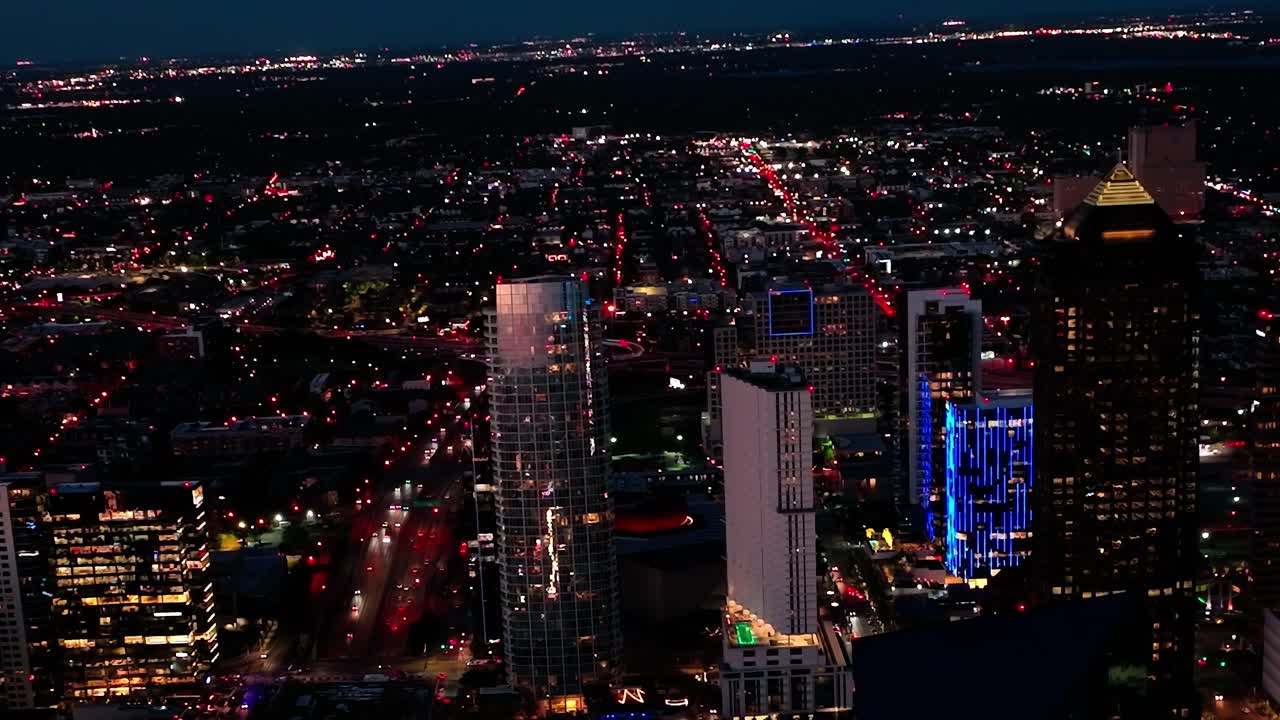 Centro de Dallas à noite com luzes brilhando dos prédios