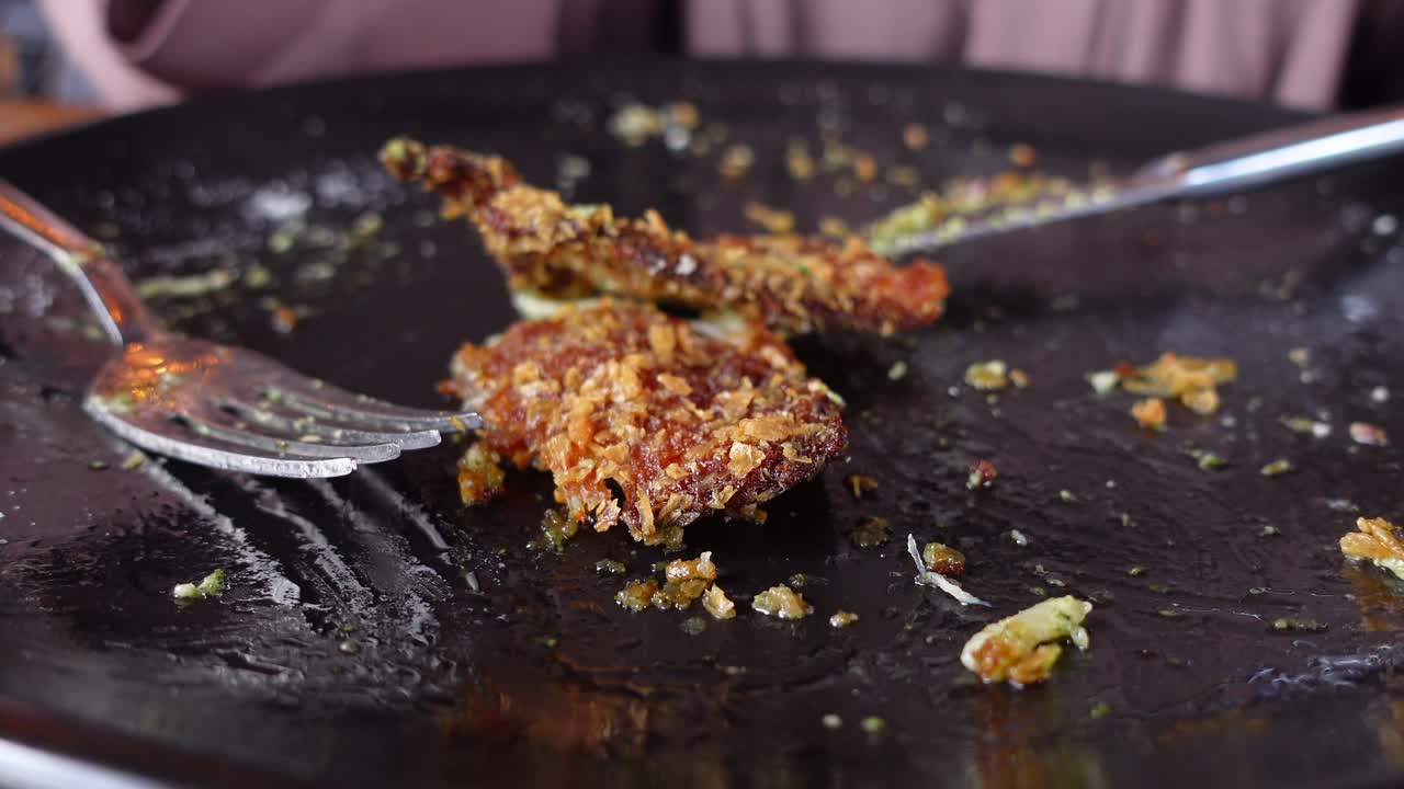 남은 음식으로 비어있는 접시