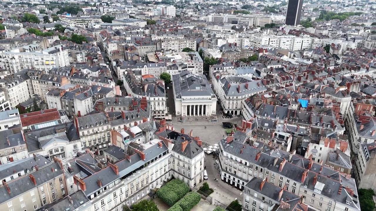 Centro città di Nantes, Francia, ripresa aerea con drone dall'alto.