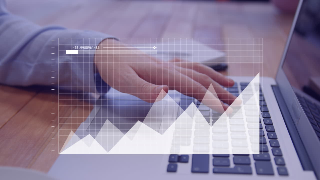 Animation af statistik og databehandling over kaukasisk forretningskvinde, der bruger bærbar computer