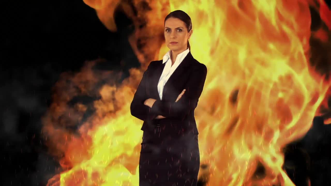 mujer de negocios dura mirando a la cámara