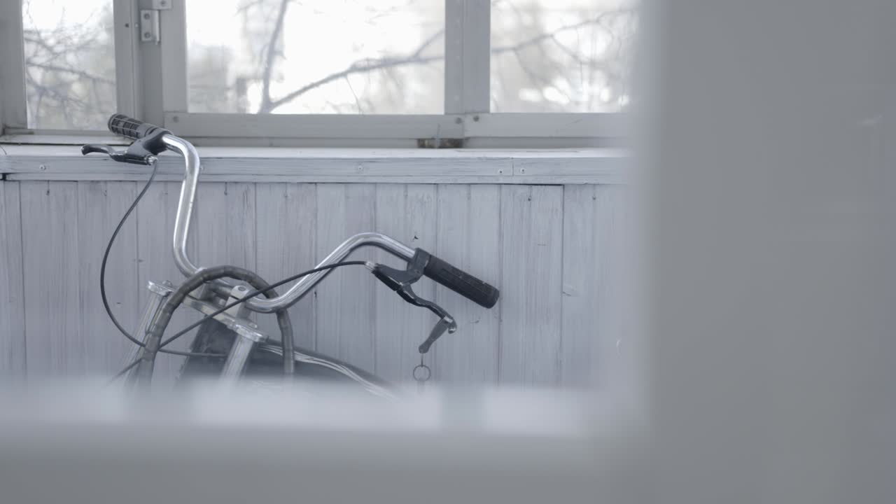 велосипед, опирающийся на белую стену