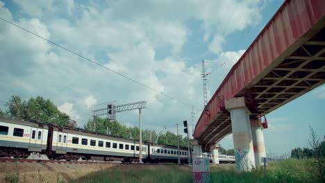 tren que se mueve en ferrocarril. arquitectura moderna del transporte público