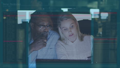 animación del procesamiento de datos en diversas personas de negocios que usan tablets