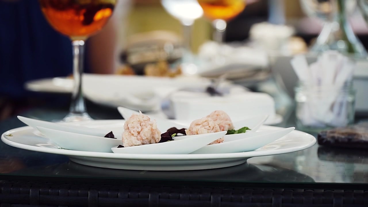 Ripresa al rallentatore che mostra un piatto di antipasti a un elegante evento di gala.