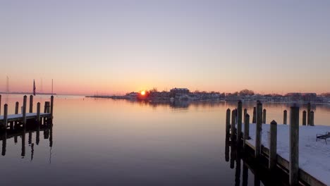 despegando del muelle de la ciudad en un centro histórico cubierto de nieve en annapolis al amanecer