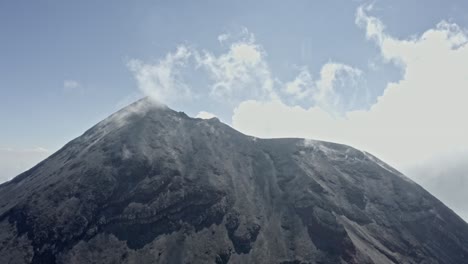 vista aérea de la cima del volcán tungurahua en ecuador, américa del sur