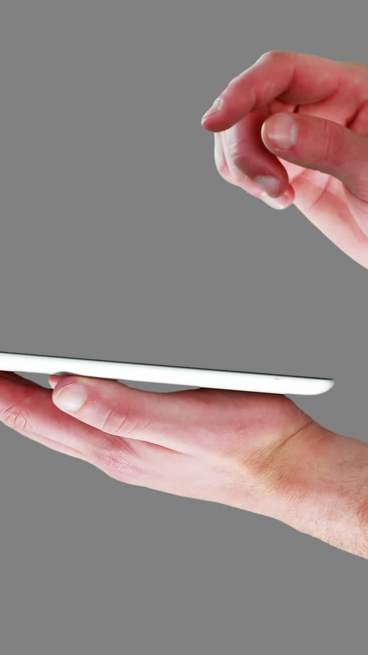 sección media de un hombre usando una tableta digital