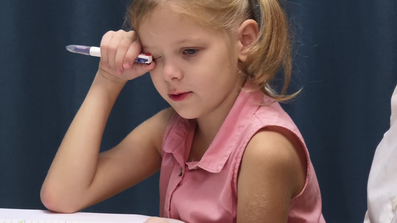 niña haciendo la tarea.