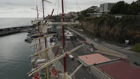 Mast-Eines-Alten-Bootsstegs-In-Der-Nähe-Von-Praça-Do-Mar-In-Funchal,-Madeira-Portugal