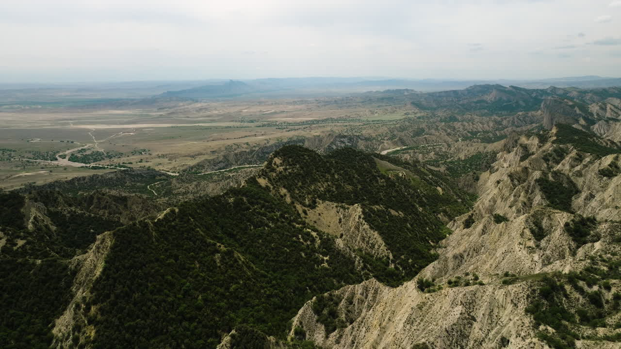 Colinas escarpadas con vegetación solo en un lado en Vashlovani, Georgia
