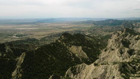 Zerklüftete-Hügel-Mit-Vegetation-Nur-Auf-Einer-Seite-In-Vashlovani,-Georgia