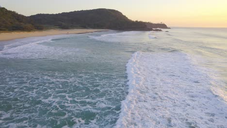 Schaumige-Wellen-Kommen-Bei-Sonnenaufgang-Am-Sandstrand-Des-Sunshine-Beach,-Noosa,-Qld,-Australien