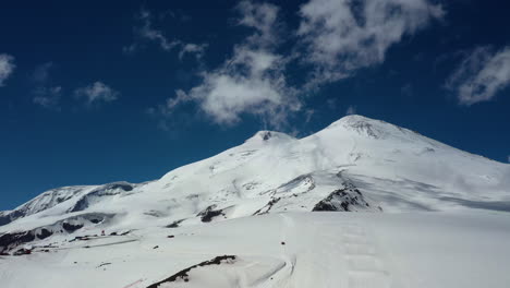 vuelo aéreo a través de una hermosa vista del monte elbrus, montañas del norte del cáucaso, rusia. está situado en la parte occidental del cáucaso y es el pico más alto de las montañas del cáucaso.