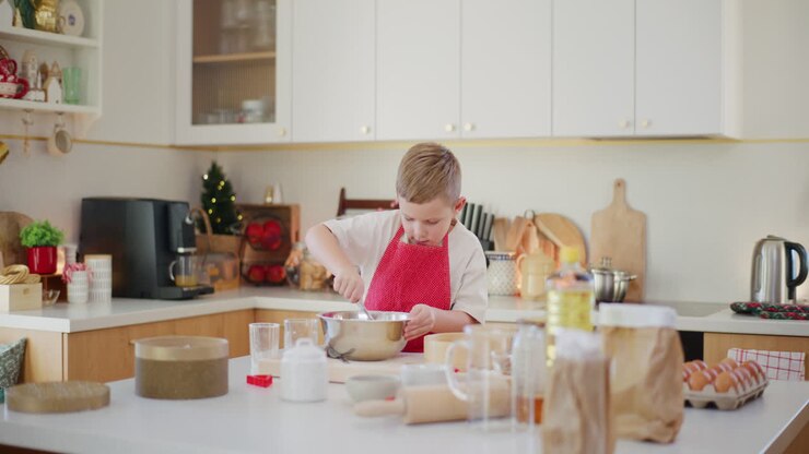 il ragazzo prepara la pasta del pane in cucina