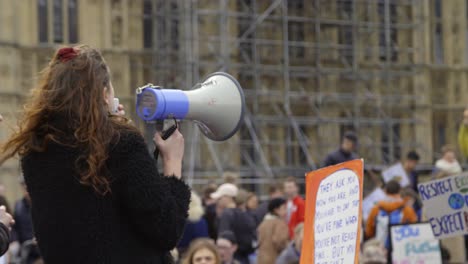 Junger-Demonstrant-Mit-Megaphon