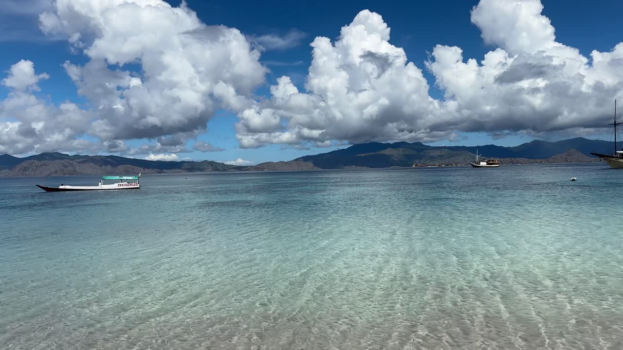 은 날에 열대 해변의 정적 광범위한