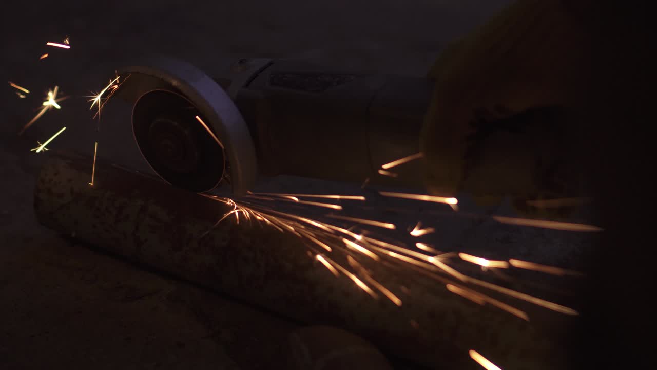 튜브는 각 밀러로 잘라집니다.