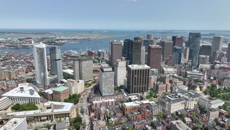 Toma-Aérea-Del-Sector-Del-Centro-De-Boston-En-Un-Día-Cálido-Y-Soleado.