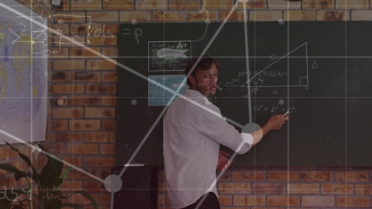 animación de ecuaciones matemáticas y formas sobre el maestro caucásico masculino.