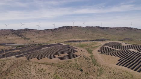 desde el aire: los paneles solares y las turbinas eólicas de plasencia en el horizonte, españa