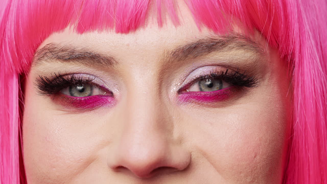 Macro de uma mulher atraente com uma linda maquiagem nos olhos