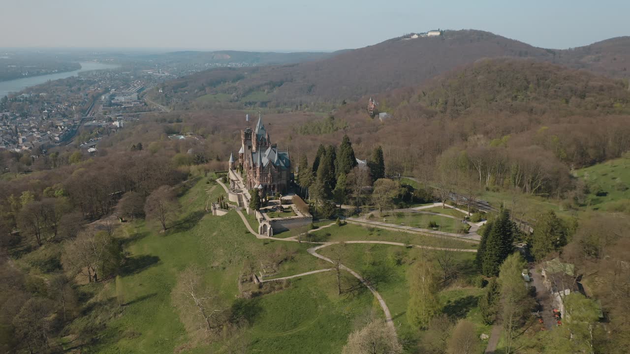 drone - toma aérea del castillo drachenburg y el río rhine siebengebirge cerca de bonn - königswinter 25p