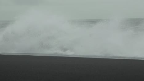 Las-Olas-Rompen-En-Una-Playa-De-Arena-Negra-En-Islandia