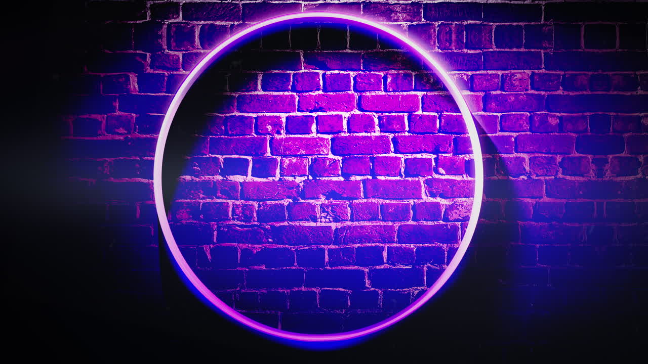 Cerchio al neon viola su parete di club sotterraneo