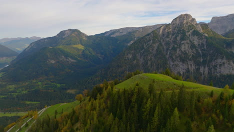 卡爾文德爾高山公園山谷 (karwendel alpine park valley) 位於塔羅爾山脈 (tyrol mountain range)