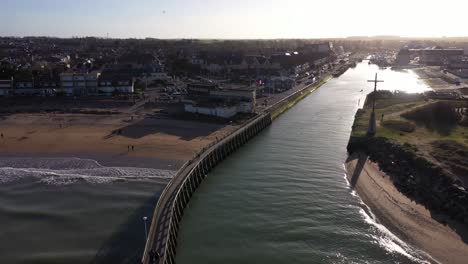 Vista-Aérea-De-Courseulles-sur-mer-Con-Una-Hermosa-Puesta-De-Sol