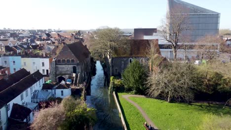 imágenes de drones lentas sobre great stour en canterbury, jardines de abbot mills
