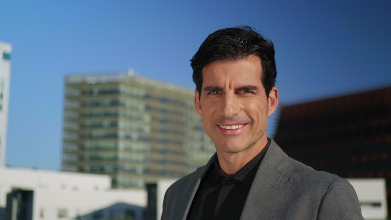 hombre de negocios posando para la cámara en la calle