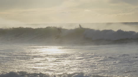 Surfista-Monta-Una-Gran-Ola-A-La-Hora-Dorada-Durante-El-Amanecer-En-Este-Impresionante-Video