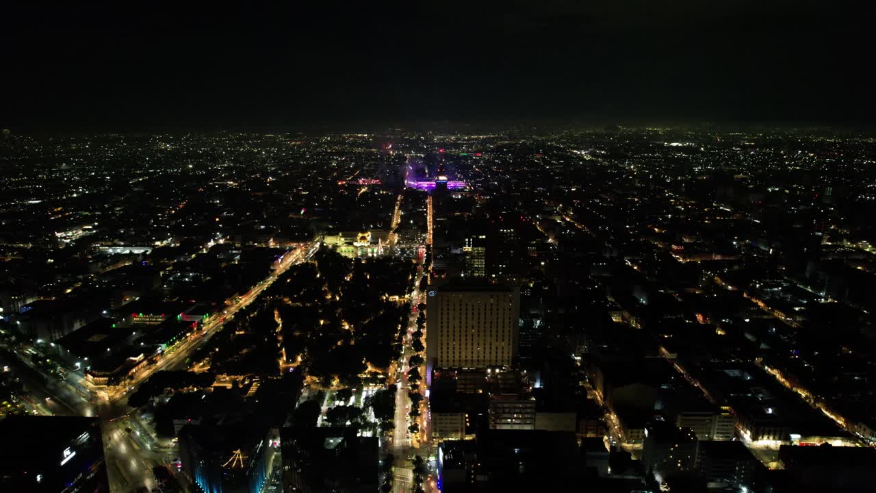 tomada de drones de una demostración de fuegos artificiales de diversos colores en el zócalo de la ciudad de méxico y el alameda central
