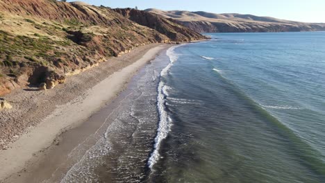 Un-Dron-Cinematográfico-Disparó-Sobre-Una-Tranquila-Playa-De-Sellicks,-En-El-Sur-De-Australia.